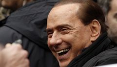 Berlusconi se směje, ženy a Židé se bouří. Premiér to s vtipy opět přehnal
